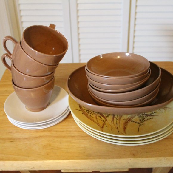 Vintage Melmac Dinnerware Set - 21 pieces - Picture 4 of 5